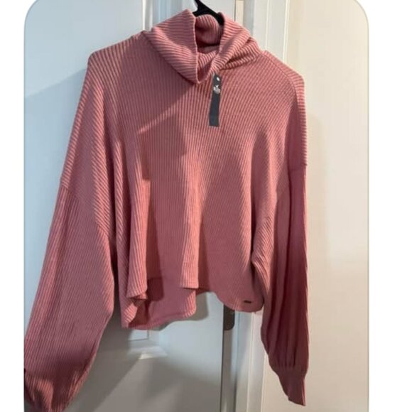 Hollister Sweaters - NWT Womens Cropped Hollister Sweater
